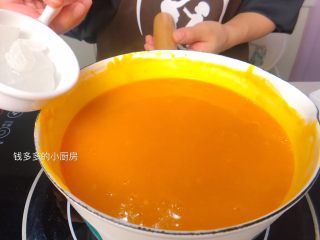 7、韩式南瓜粥,加冰糖 转小火 持续搅拌