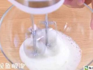 8、火龙果蛋糕 宝宝辅食食谱,打至粗发鱼眼泡时开始加入第二次1/3白砂糖。