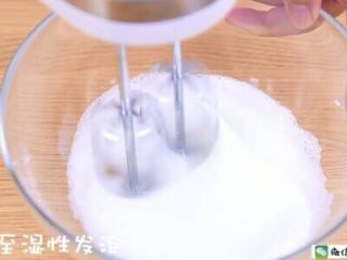 9、火龙果蛋糕 宝宝辅食食谱,打至湿性发泡时加入第三次剩余1/3白砂糖。