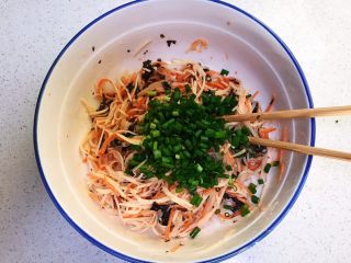 11、时蔬鹌鹑蛋早餐饼,加入香葱末