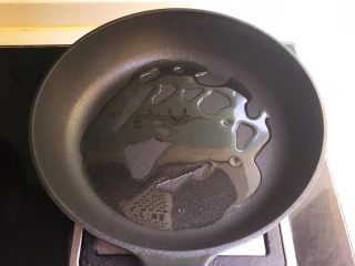 13、时蔬鹌鹑蛋早餐饼,炒锅烧热后加入1小勺玉米油