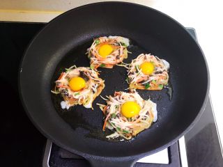 15、时蔬鹌鹑蛋早餐饼,全程小火煎制
