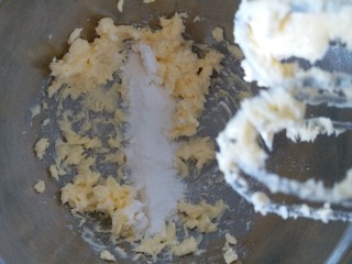 3、黄油曲奇,分3次加入糖粉，用电动打蛋器进行打发。