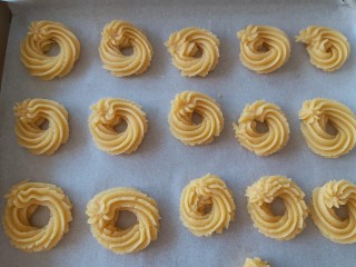 11、黄油曲奇,将曲奇的挤在烤盘内，送入烤箱180度烘烤15分钟就好啦。