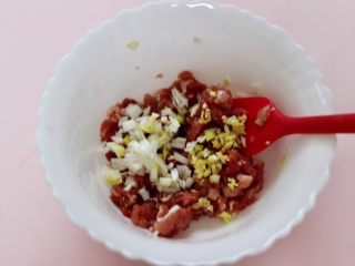 3、超爽的酸汤馄饨,猪肉用刀切成小丁后，加入料酒，生抽、鸡精、适量的盐、葱姜调味后搅拌均匀。