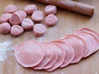 6、超爽的酸汤馄饨,摁扁后用擀面杖擀成圆形薄面皮。