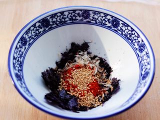 16、超爽的酸汤馄饨,最后放入辣椒面和白芝麻。