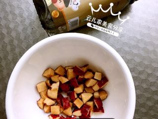 3、雪梨百合糯米粥,红枣切成颗粒