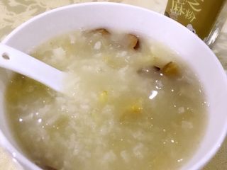 8、雪梨百合糯米粥,盛入碗中