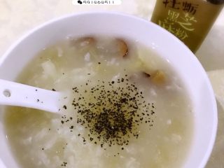 9、雪梨百合糯米粥,撒点三宝妈黑芝麻粉，味道更好