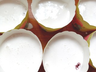 13、蔓越莓米糕,倒入杯子中，八分满