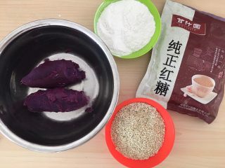 1、红糖紫薯饼,准备好所有材料。
