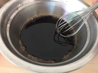 3、红糖紫薯饼,搅拌融化。