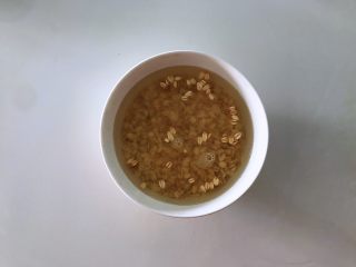 2、小米燕麦粥,小米燕麦清洗干净。