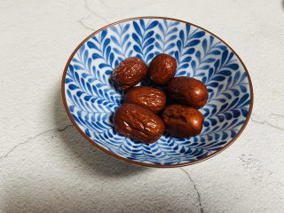 3、红枣黑米粥,红枣