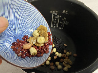 7、红枣黑米粥,倒入洗净的红豆、核桃仁