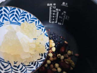 9、红枣黑米粥,倒入冰糖