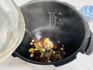 10、红枣黑米粥,加入足够的热水