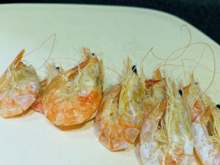 1、蔬菜虾仁粥,取出虾干；