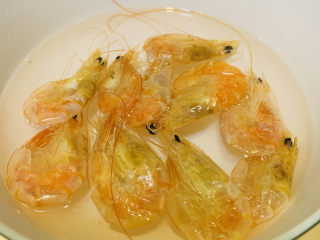 2、蔬菜虾仁粥,用温水浸泡；
