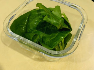 3、蔬菜虾仁粥,菠菜洗净；