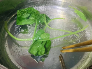 4、蔬菜虾仁粥,将菠菜先用沸水捞出，可去菠菜中的草酸，20秒即可捞出；