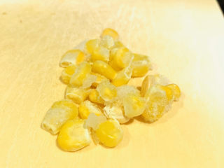 6、蔬菜虾仁粥,取出冻玉米备用；