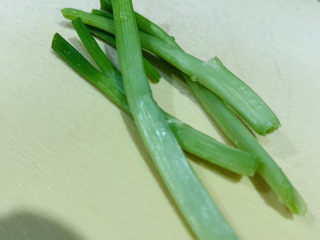 7、蔬菜虾仁粥,葱白洗净，待用；