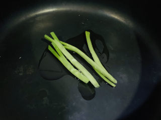 9、蔬菜虾仁粥,把葱白放入锅内，炒香；