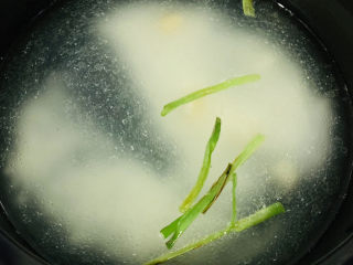 13、蔬菜虾仁粥,葱白炒出香味，加入清水，加入大米；