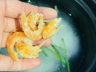 14、蔬菜虾仁粥,同时加入虾仁；