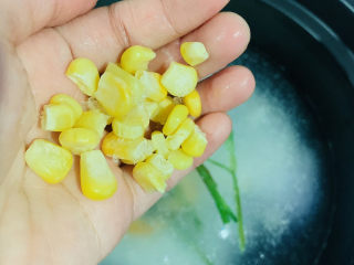 15、蔬菜虾仁粥,加入玉米粒