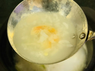 17、蔬菜虾仁粥,待米汤浓稠，即可调小火，加调味料；