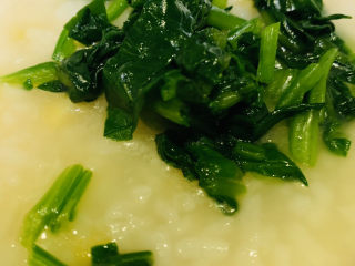 21、蔬菜虾仁粥,充分搅拌调味料，出锅时加入刚才准备好的菠菜；