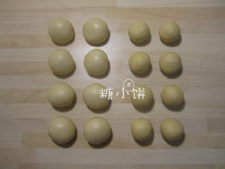 1、莲花酥,分别揉好油皮面团和油酥面团。每个分成8份滚圆