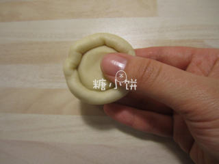 2、莲花酥,将油酥裹到油皮中，边按压油酥边把油皮推上来收拢，收口