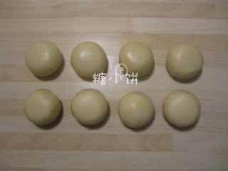3、莲花酥,分别包好8个，收口朝下，表面盖保鲜膜或者湿纱布防干
