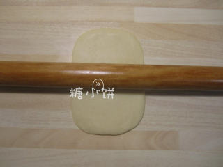 4、莲花酥,取其中一个剂子擀成长方面片