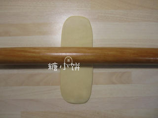 7、莲花酥,取第一个做好的面卷再次擀开