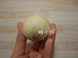 9、莲花酥,把卷好的面卷两端往下捏，团成一个球形