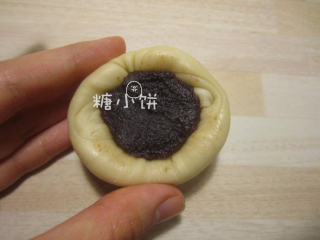 11、莲花酥,包入15G豆沙馅，跟包红豆包一样，收口朝下放置