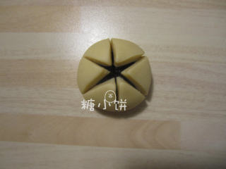 12、莲花酥,如图在表面割三刀，中间割得深一点边缘割得浅一点，这样做出来更有层次感