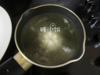 13、莲花酥,锅内的油量要足以没过生坯，油的温度控制在生坯入锅时能冒出不是非常密集的大泡