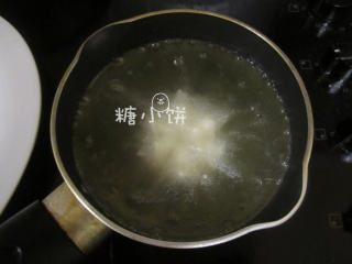 14、莲花酥,花瓣会慢慢地自然打开，这时候如果用筷子轻轻碰一下会发现花瓣是软的