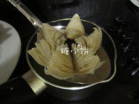 16、莲花酥,花瓣全部打开以后再炸几分钟，炸至花瓣定型