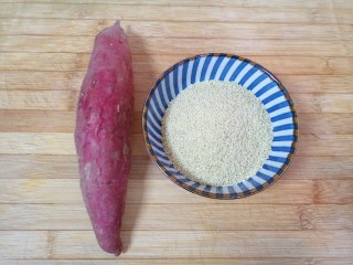 1、小米红薯粥,准备好小米和红薯。
