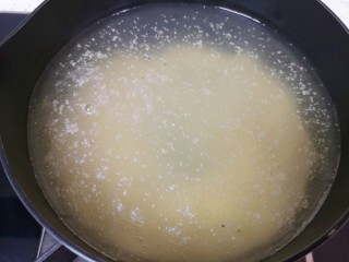 2、小米红薯粥,小米淘洗干净放入锅里，加入纯净水烧开。