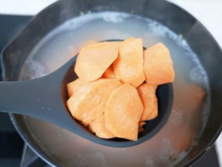 4、小米红薯粥,锅开以后下入红薯，再次烧开以后转小火熬半个小时，中间需要多次搅动，以免糊锅。