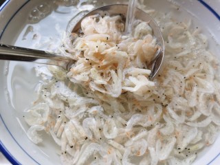 3、紫菜虾皮汤,虾皮用清水冲洗干净,攥干水分备用。