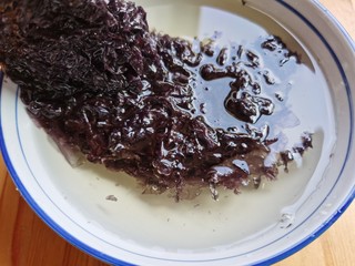 4、紫菜虾皮汤,紫菜泡开淘洗几遍,控水备用。